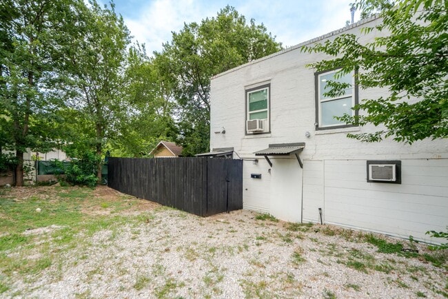 Building Photo - 2737 Stuart Dr