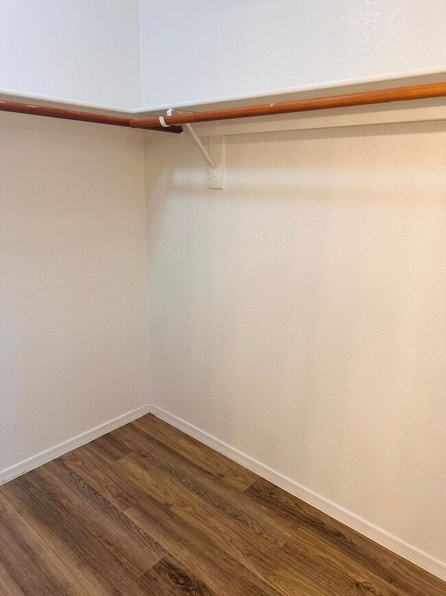 Building Photo - LOVELY HOME - 2 BEDROOM PLUS DEN - LARGE YARD