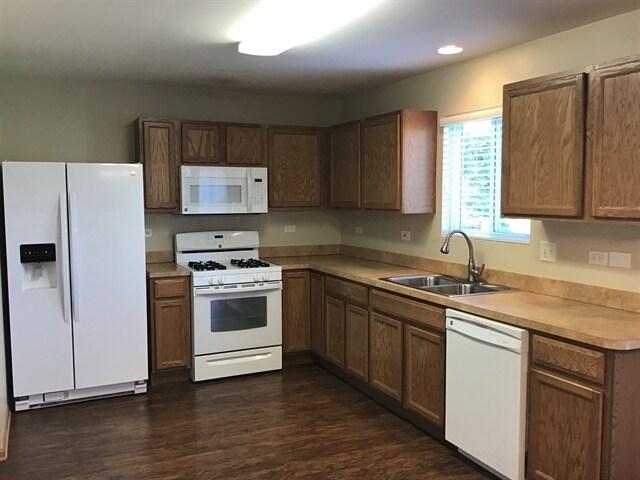 Building Photo - 818 Glen Cove Ln