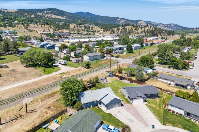 Building Photo - Single Family Home in LOLO, 4 bed / 3 bath...