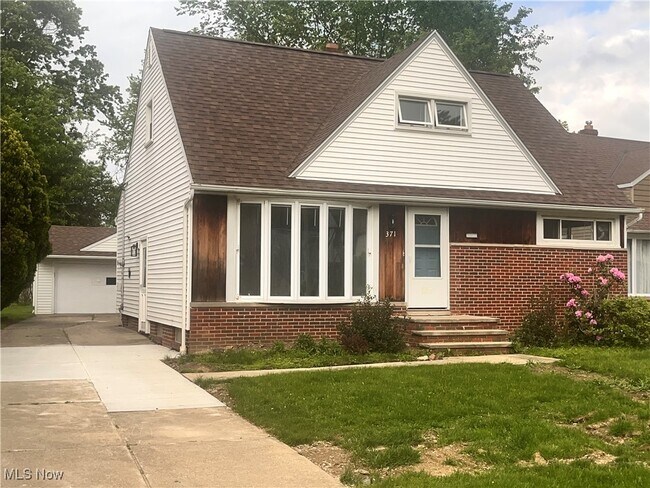 Primary Photo - 371 E 271st St