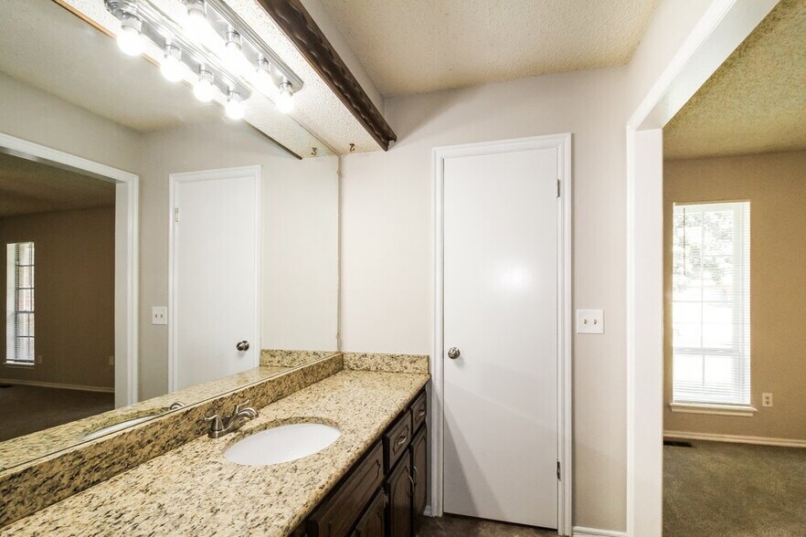 Building Photo - 829 Turtle Creek Rd