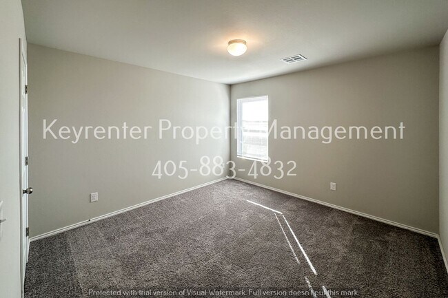 Building Photo - Gorgeous 3 Bed 2.5 Bath Two Story Home in Heart Of Yukon!