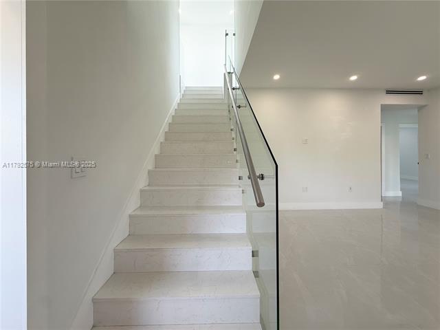 Building Photo - 927 SW 18th Ave