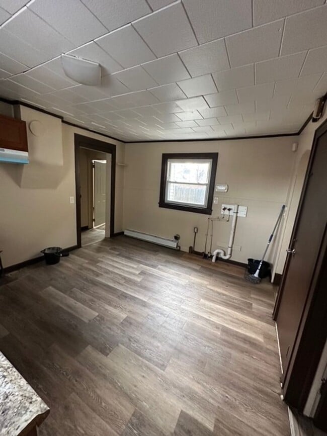 Building Photo - 42 Child St