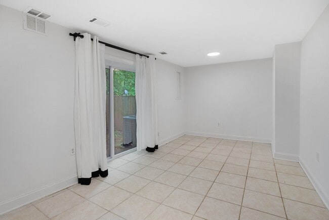 Building Photo - Renovated 4BR/3.5BA Townhome in Stafford –...