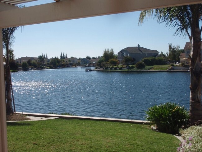 Building Photo - 3592 Lakefront Circle