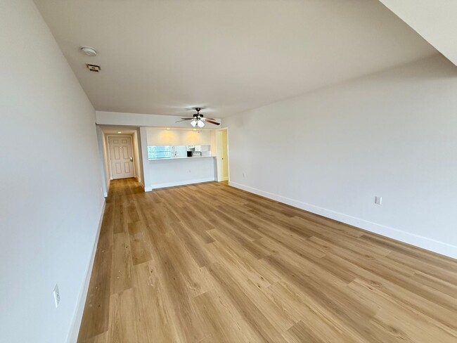 Building Photo - SUNNY AND LARGE!!  TOP FLOOR 2 BED 2 BATH ...