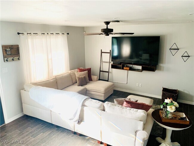 Building Photo - 235 Cypress Way W