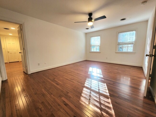 Building Photo - Sprawling Home in Bay Colony