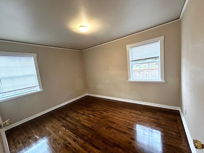 Building Photo - 3 Bedroom SE Portland Home!