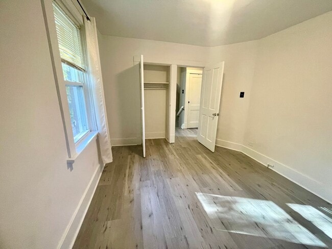 Building Photo - 3 Bedroom 1.5 Bath in Dormont! Off Street Parking!