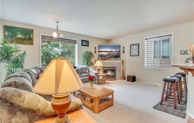 Building Photo - Beautiful 3 Bed 2.5 Bath Everett Home @ a ...