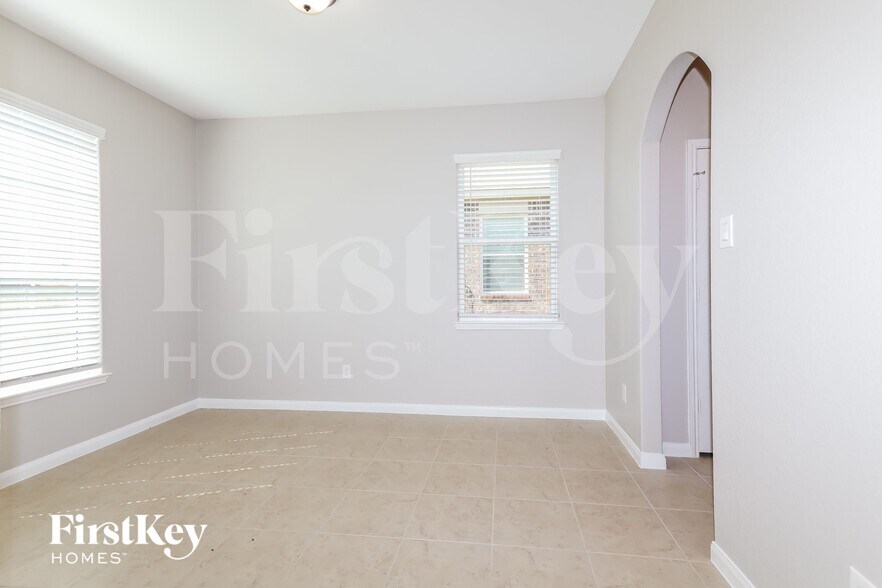 Building Photo - 8981 Oval Glass St