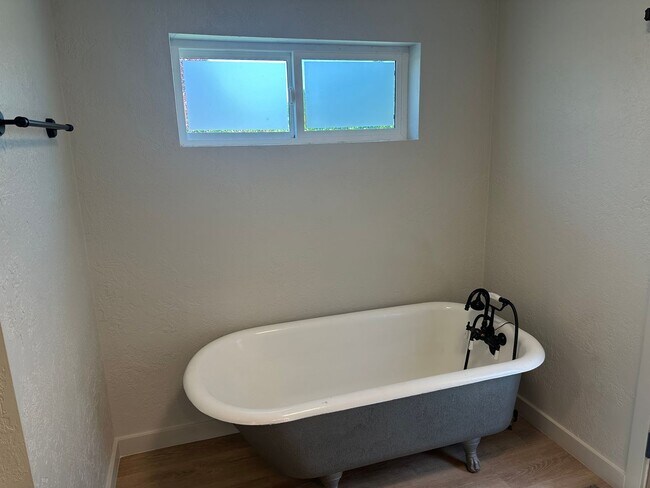 Building Photo - Updated 2 bedroom 2 bath house with a deta...