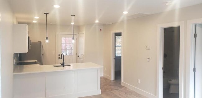 Building Photo - 453 Vineyard Ave