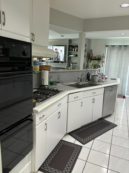 Building Photo - 493 Le Parc Cir