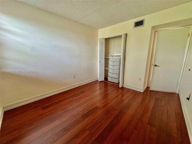 Building Photo - 9731 Fontainebleau Blvd