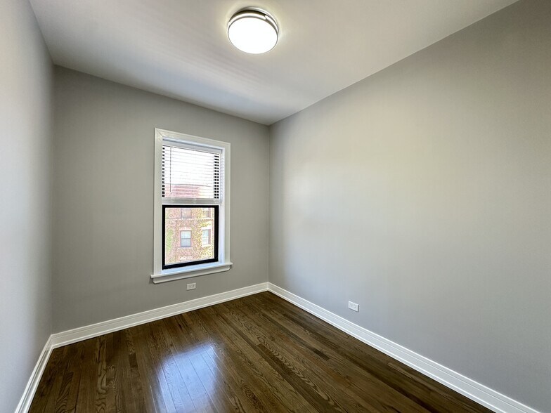 Building Photo - 3840 N Wilton Ave