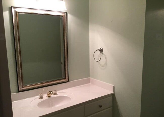 Building Photo - 5 Bedroom in Cedar Bluff Community