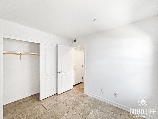 Building Photo - Beautiful 3BD/3BA w/ A/C, In-Unit Laundry, and 2-Car Garage in Bay Park!