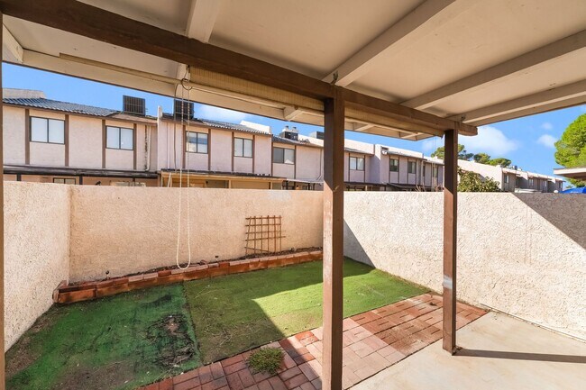 Building Photo - Immaculate two story townhome style condo ...