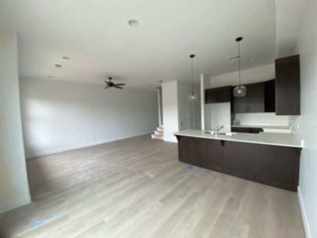 Building Photo - Beautiful like Brand New 3 Bedroom, 2.5 BathroomTownhome in Washington Fields!