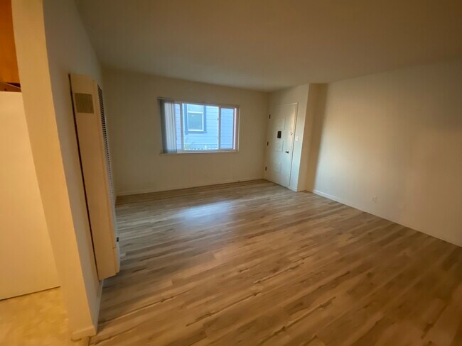 Building Photo - 341 Williams St