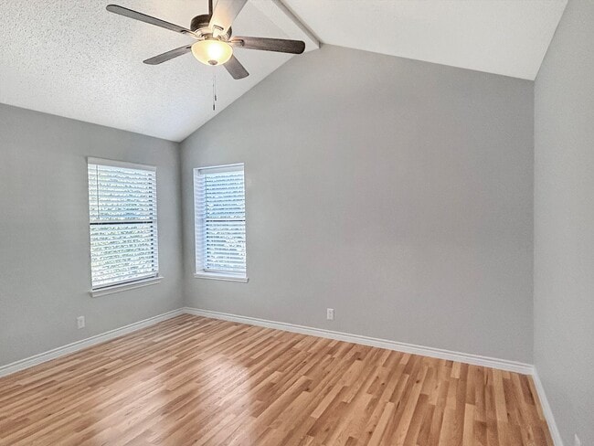 Building Photo - Updated Gem Near Thousand Oaks