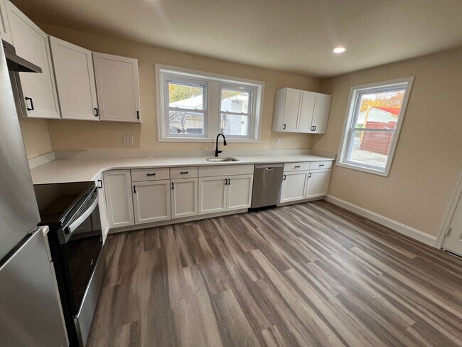 Building Photo - 955 E Main St