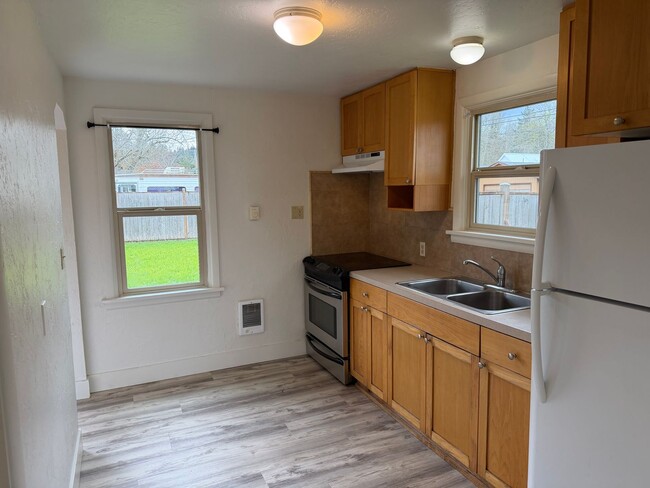 Building Photo - Charming 2 bed 1 bath house in a great neighborhood!