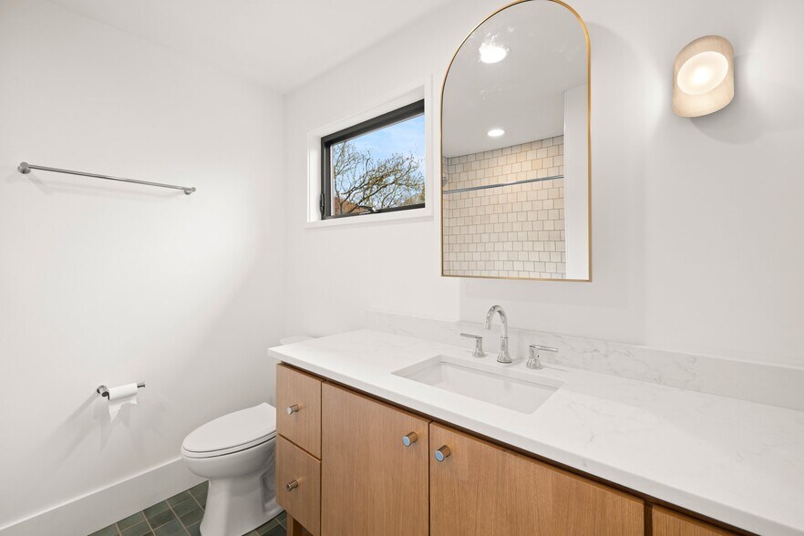 Building Photo - 2247 SE Brooklyn St