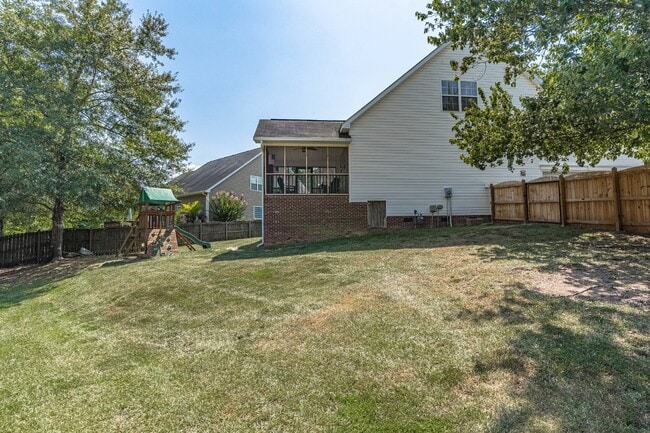 Building Photo - Gorgeous 4 Bedroom Home with Spacious Layo...