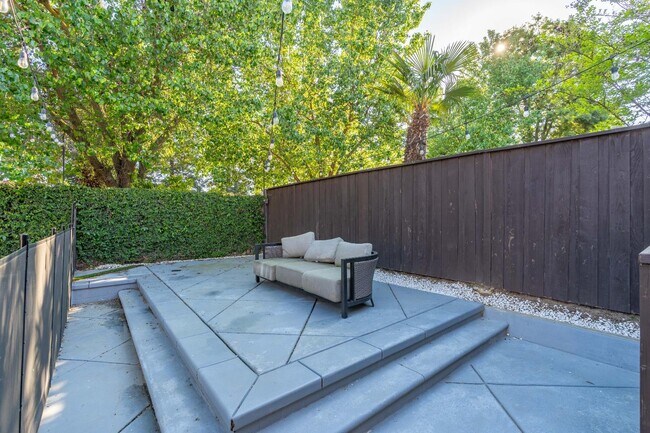 Building Photo - 1103 E Newhall Dr