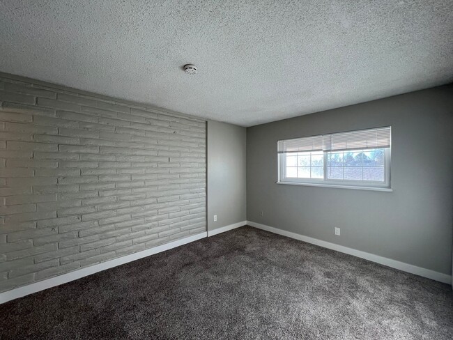 Building Photo - 3 Bedroom 2 Bathroom Condo Near Leetsdale ...