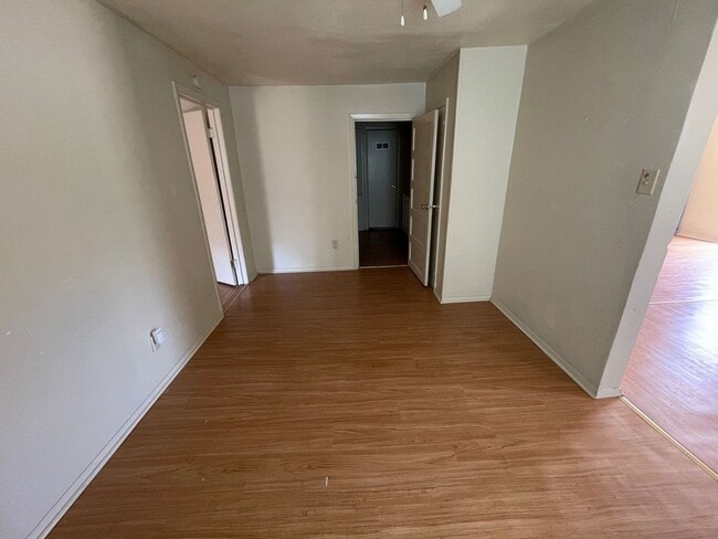 Building Photo - 3 bedroom, 1 bath