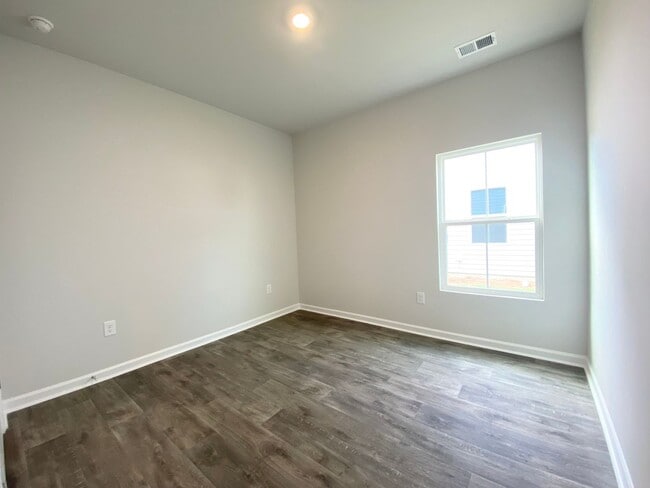Building Photo - LIKE NEW home in a new subdivision!