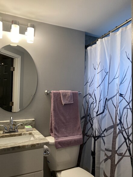 Private bathroom with tub - 607 Quintana Pl NW