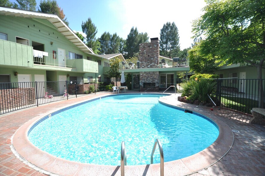 Building Photo - 24347 Newhall Ave