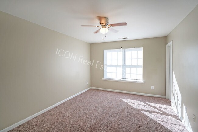 Building Photo - 3/2.5 End unit townhome
