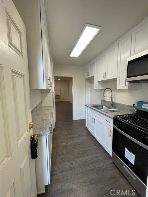 Building Photo - 1349 N Altadena Dr