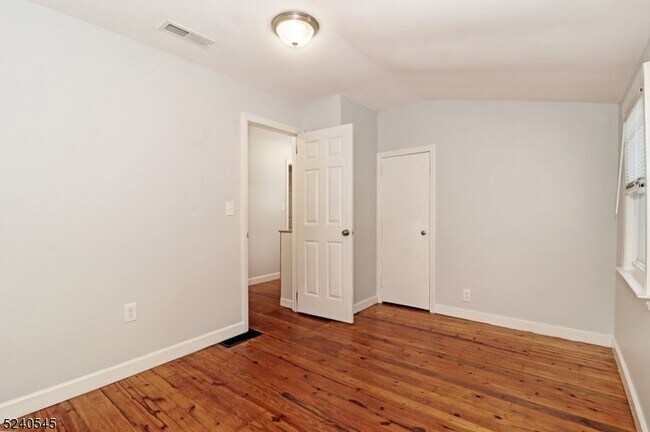 Building Photo - 10 Cedar Ln