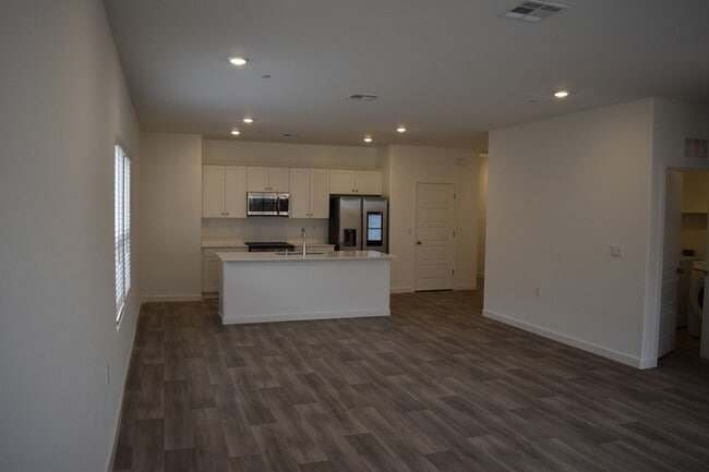 Building Photo - 4470 N San Clemente Ave