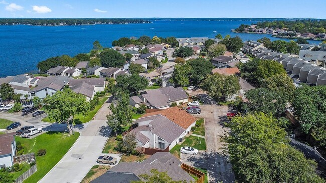 Building Photo - 49 April Point Dr N