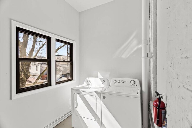 Building Photo - 1919 W Chicago Ave