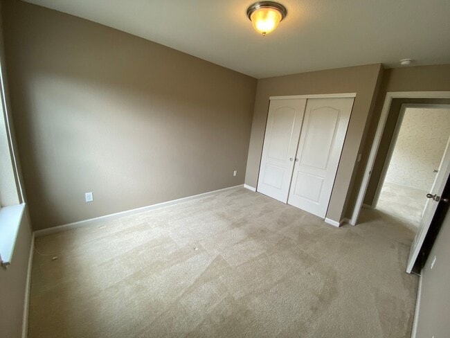 Building Photo - Lovely 4 Bedroom/3 Bathroom Erie Home - Available June!!