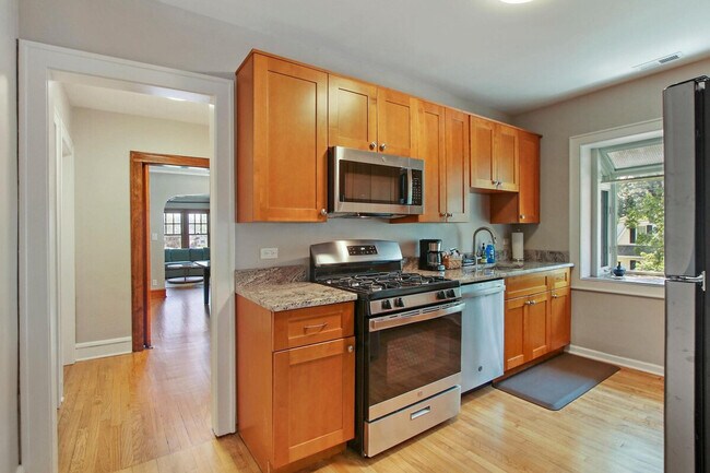 Building Photo - 915 W Pacific Ave