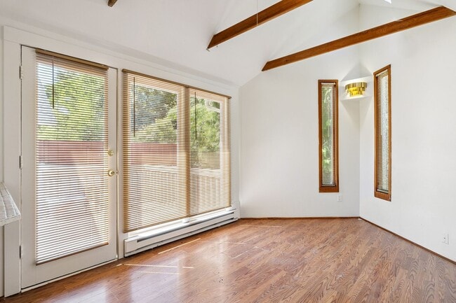 Building Photo - Northgate/Roosevelt Three Bedroom Rambler