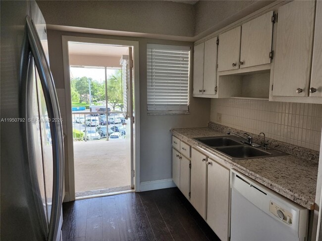 Building Photo - 2451 SW 82nd Ave