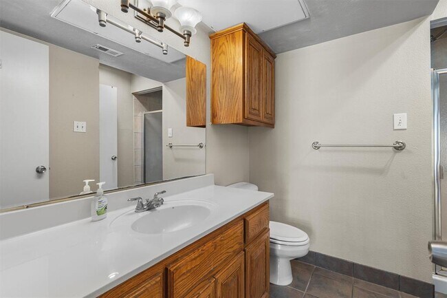 Building Photo - 806 W 24th St